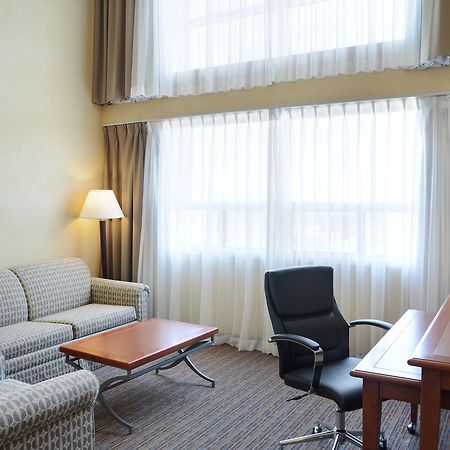 Holiday Inn Hotel & Suites London By Ihg Eksteriør billede