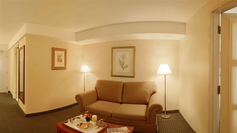 Holiday Inn Hotel & Suites London By Ihg Eksteriør billede