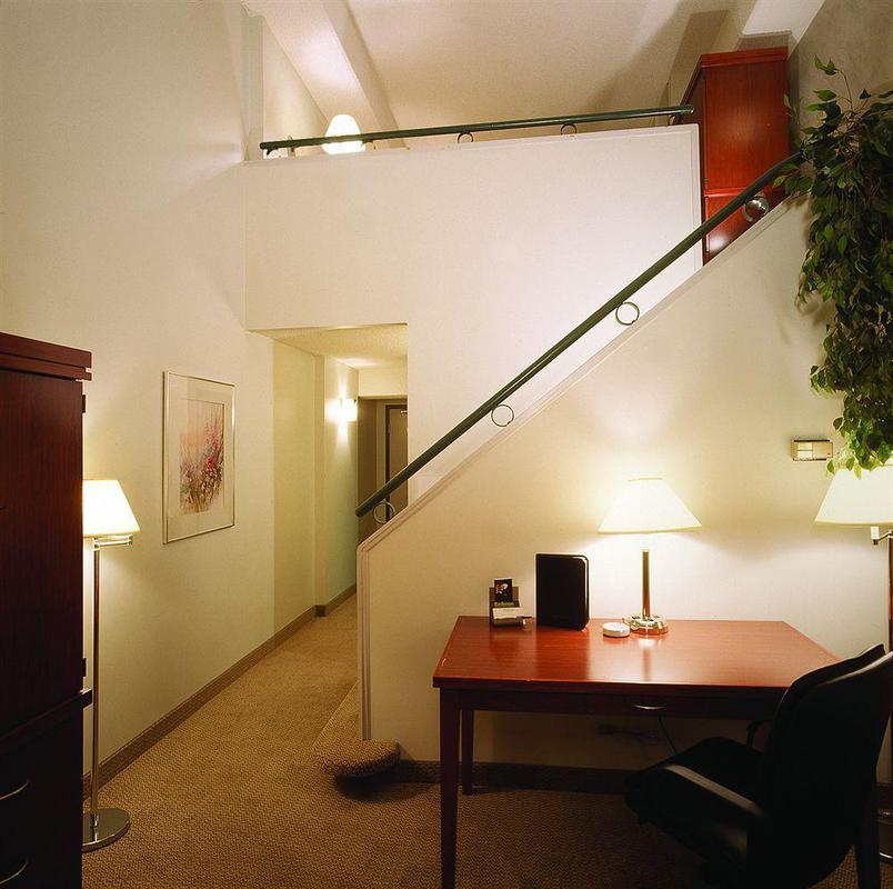 Holiday Inn Hotel & Suites London By Ihg Eksteriør billede