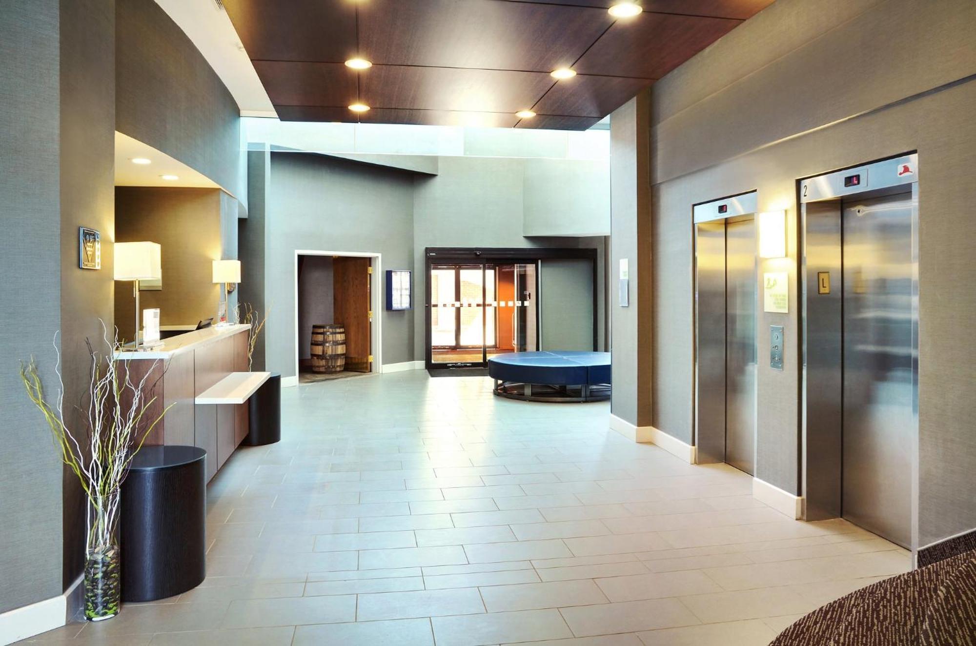 Holiday Inn Hotel & Suites London By Ihg Eksteriør billede