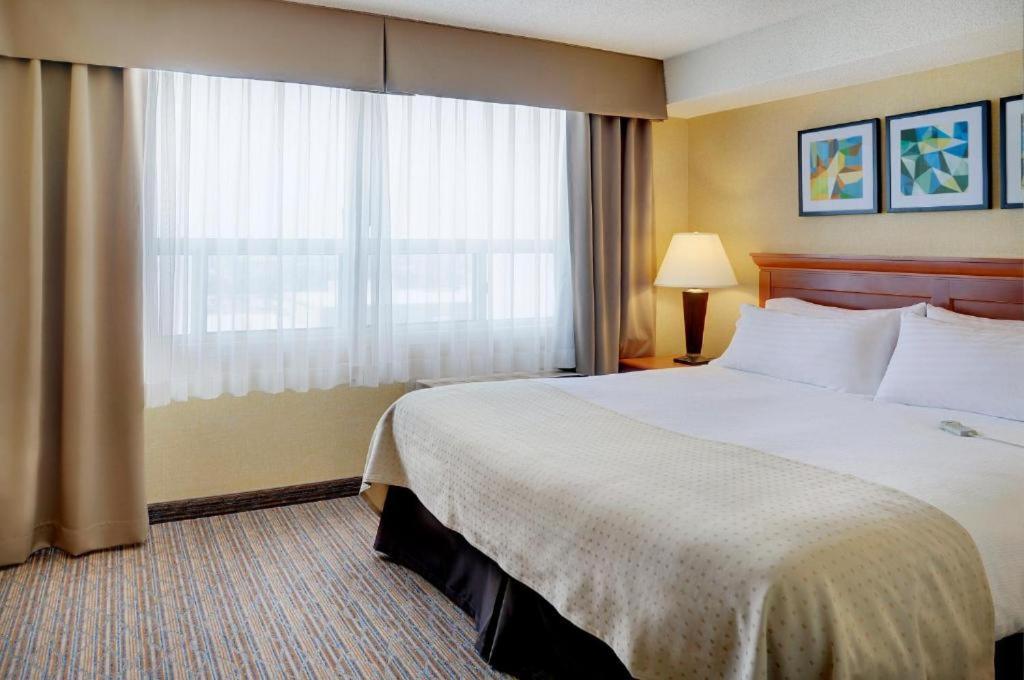 Holiday Inn Hotel & Suites London By Ihg Eksteriør billede