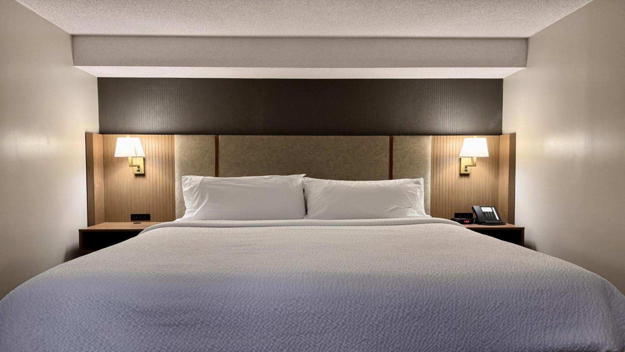 Holiday Inn Hotel & Suites London By Ihg Eksteriør billede