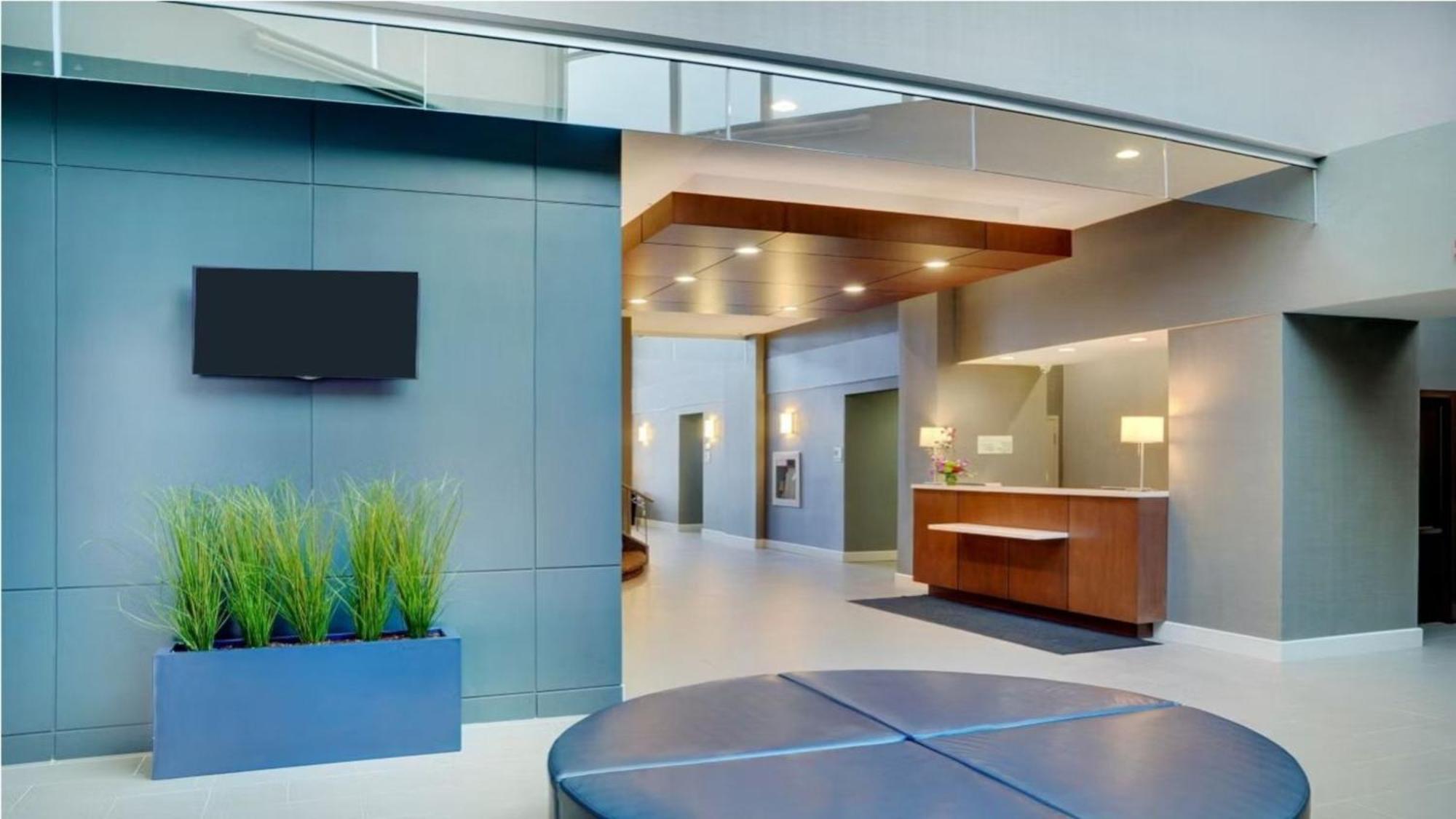 Holiday Inn Hotel & Suites London By Ihg Eksteriør billede