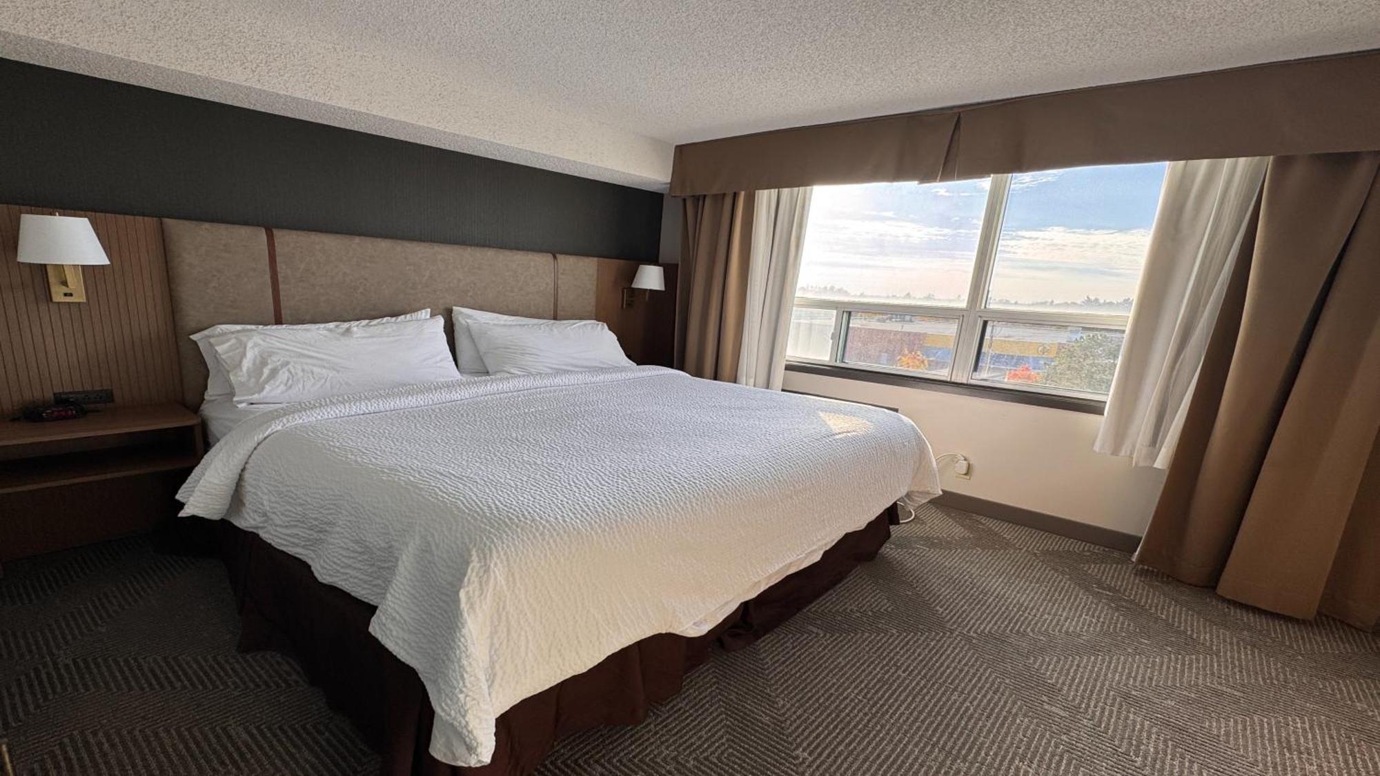 Holiday Inn Hotel & Suites London By Ihg Eksteriør billede