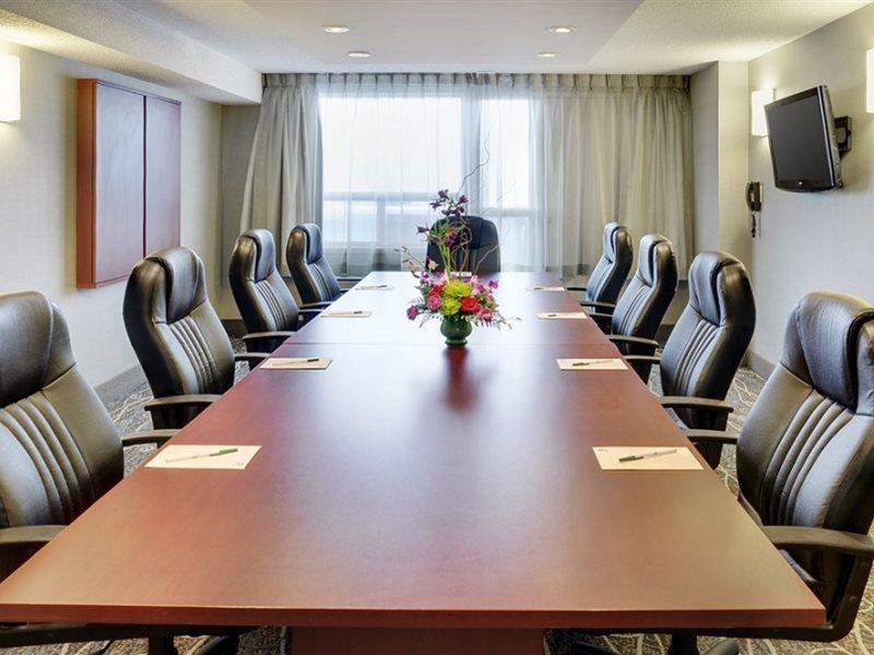 Holiday Inn Hotel & Suites London By Ihg Eksteriør billede