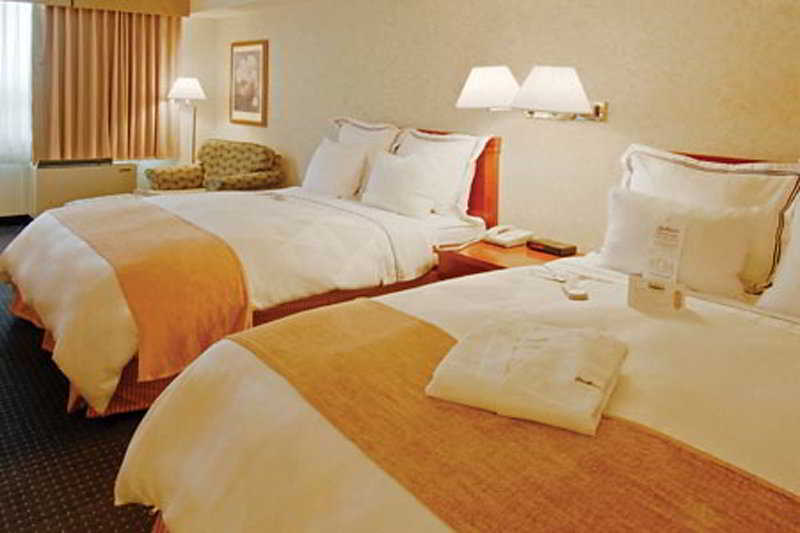 Holiday Inn Hotel & Suites London By Ihg Eksteriør billede