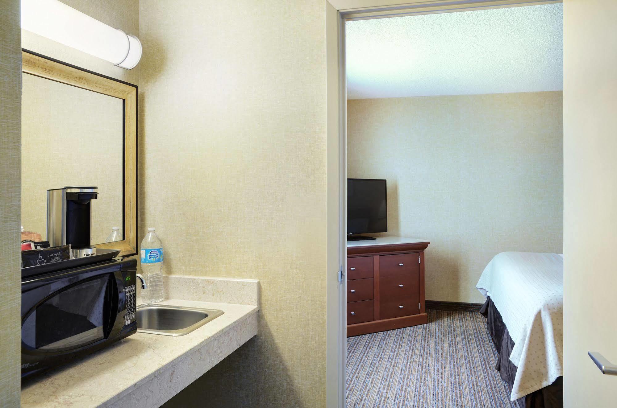 Holiday Inn Hotel & Suites London By Ihg Eksteriør billede