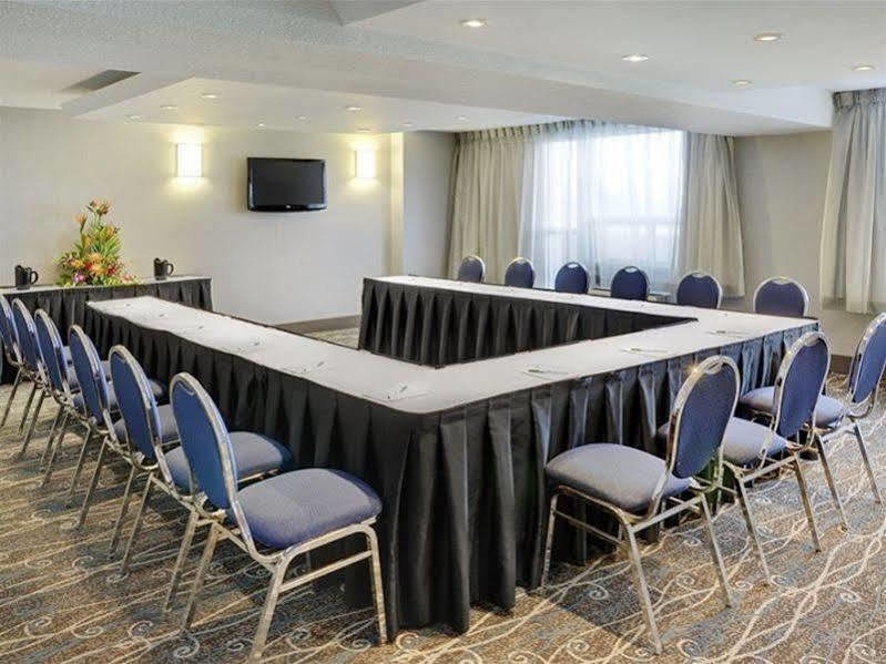 Holiday Inn Hotel & Suites London By Ihg Eksteriør billede