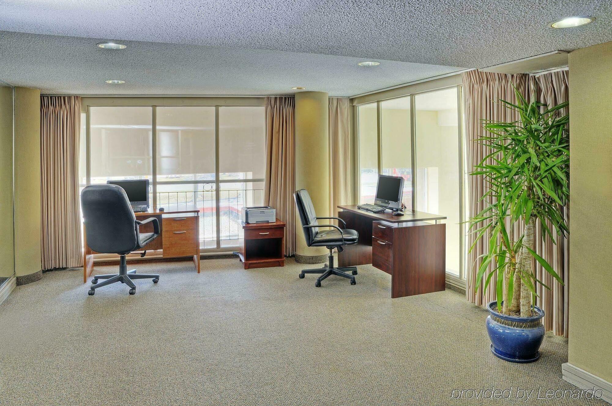 Holiday Inn Hotel & Suites London By Ihg Eksteriør billede